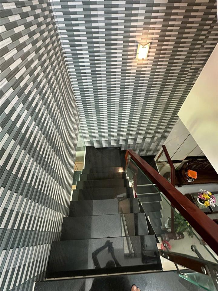 Nhà cho thuê gần vinhomes quận 9 4pn 4wc full nội thất. giá 15 triệu rộng rãi sạch sẽ.