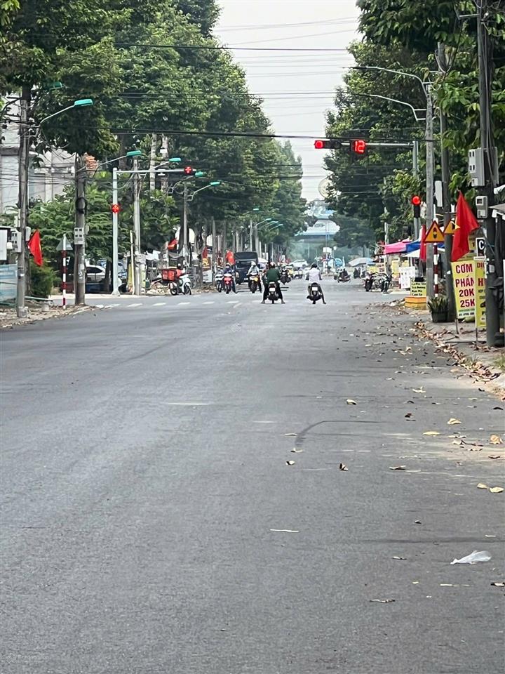 Nền trục chính lộ nhựa 30m, kcn hoàng quân diện tích 105 mét vuông (5 x 20), có hẻm kỹ thuật 2m