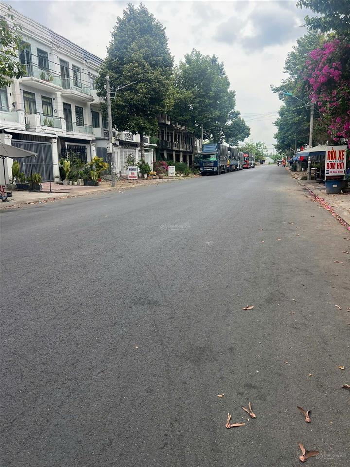 Nền trục chính lộ nhựa 30m, kcn hoàng quân diện tích 105 mét vuông (5 x 20), có hẻm kỹ thuật 2m