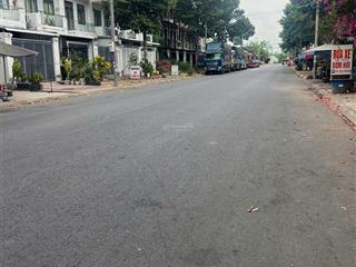 Nền trục chính lộ nhựa 30m, kcn hoàng quân diện tích 105 mét vuông (5 x 20), có hẻm kỹ thuật 2m