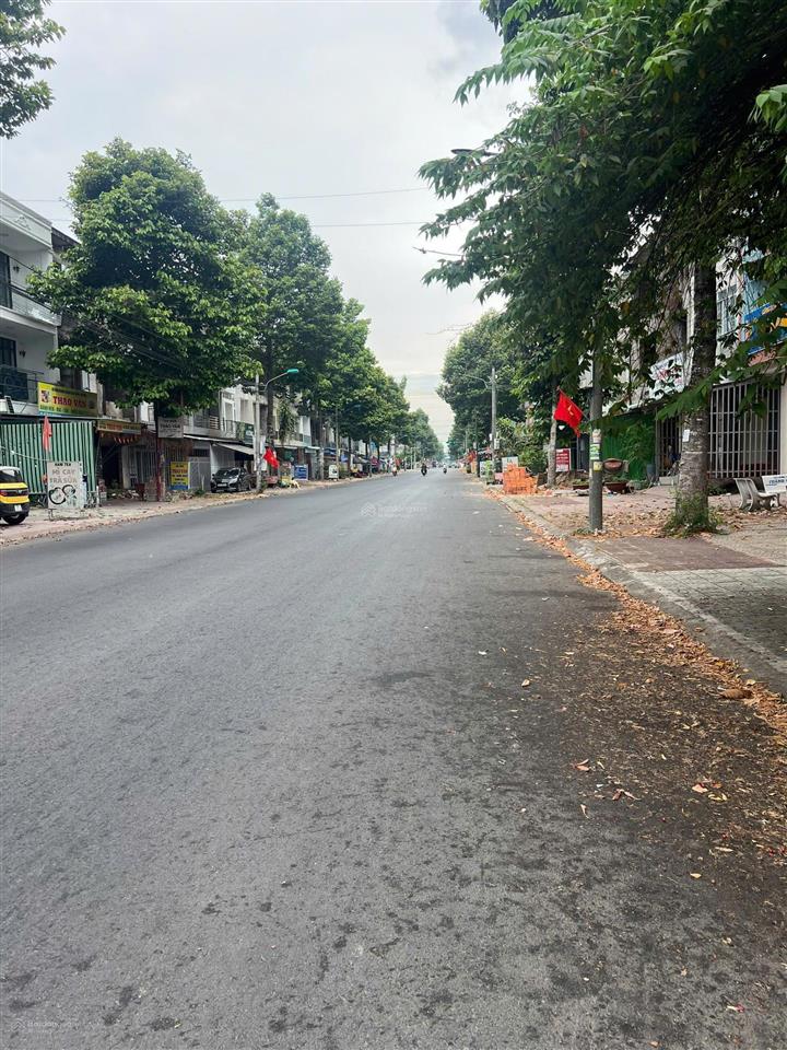 Nền trục chính lộ nhựa 30m, kcn hoàng quân diện tích 105 mét vuông (5 x 20), có hẻm kỹ thuật 2m