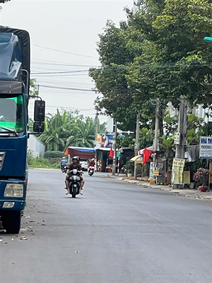 Nền trục chính lộ nhựa 30m, kcn hoàng quân diện tích 105 mét vuông (5 x 20), có hẻm kỹ thuật 2m
