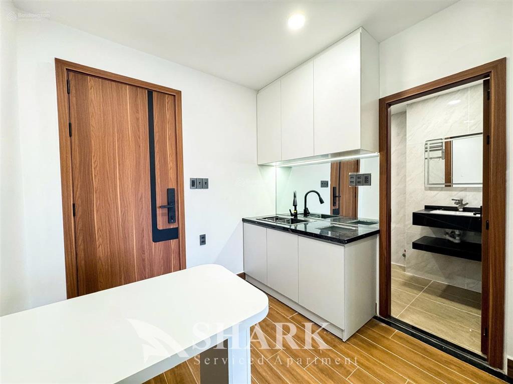Cho thuê căn hộ 1 phòng ngủ, 40m2 full nội thất, thang máy hầm xe ngay chợ bà chiểu giáp quận 1