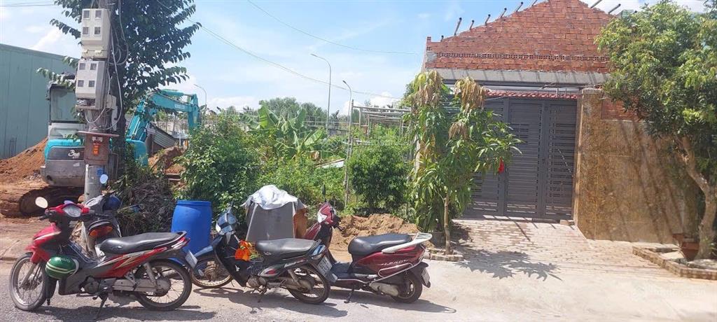 Tuấn nhà đẹp 90m đất 2,05tỷ đường 12m sát bên công viên gần trung tâm thương mại thái sơn long hậu