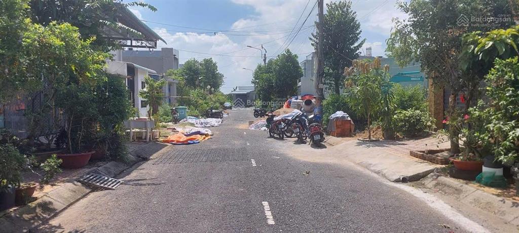 Tuấn nhà đẹp 90m đất 2,05tỷ đường 12m sát bên công viên gần trung tâm thương mại thái sơn long hậu