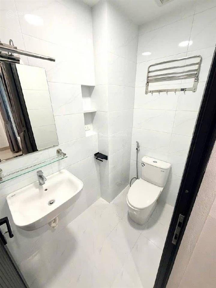 Chính chủ bán toà apartment 74m2  2 thoáng, gần phố, 7 chỗ đỗ cửa, thông hồ. giá 26.5 tỷ