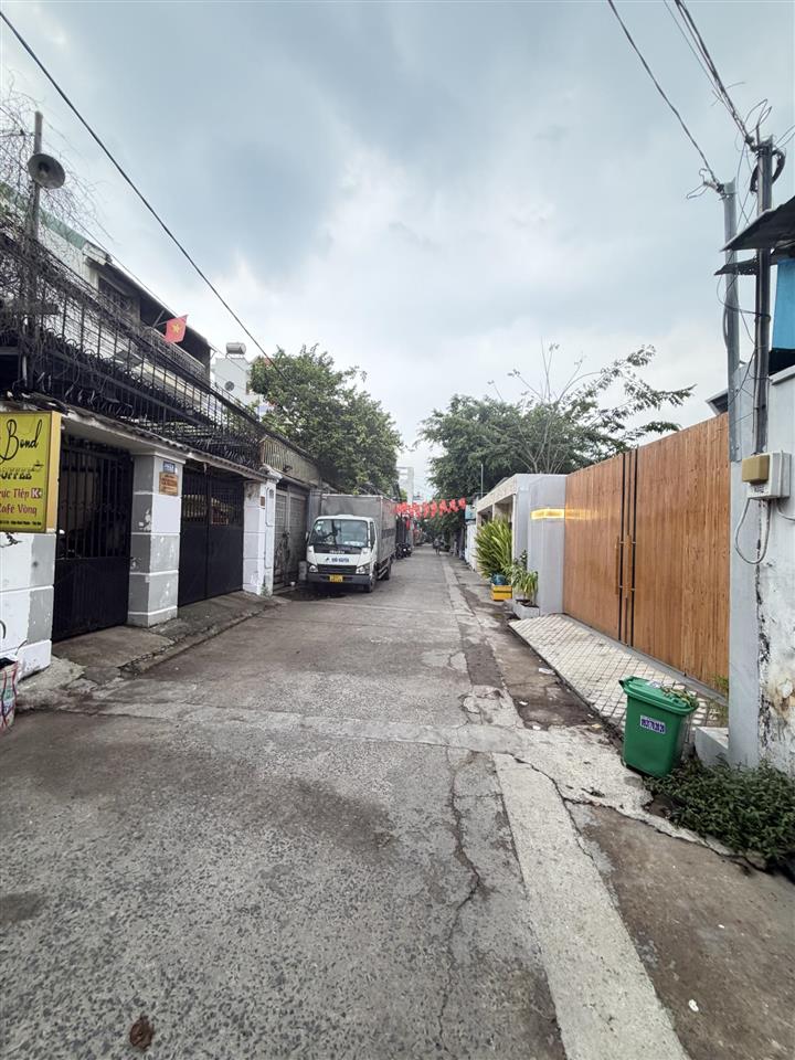 Bán đất tặng nhà cấp 4 dt 200 m (7 x28 ) đường lớn . thích hợp xây chdv . văb phòng . ở . cty ...