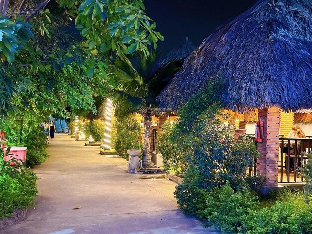Cho thuê nhà hàng 4000m2 mt lã xuân oai