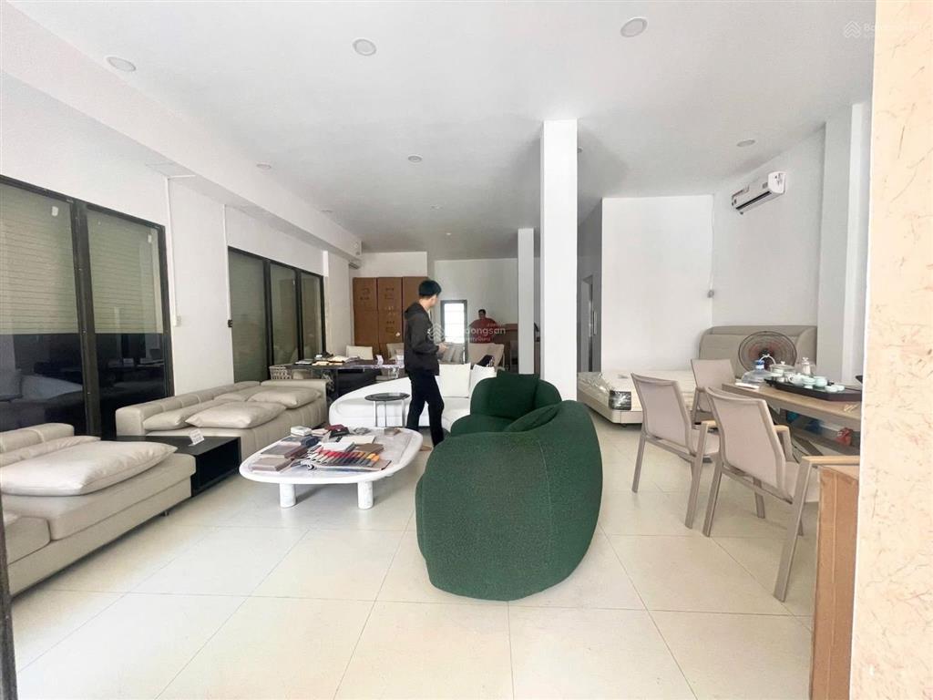 Cho thuê mặt bằng tầng trệt căn góc 2 mặt tiền cityland park hills dt 7,5x20m giá 20 triệu/tháng