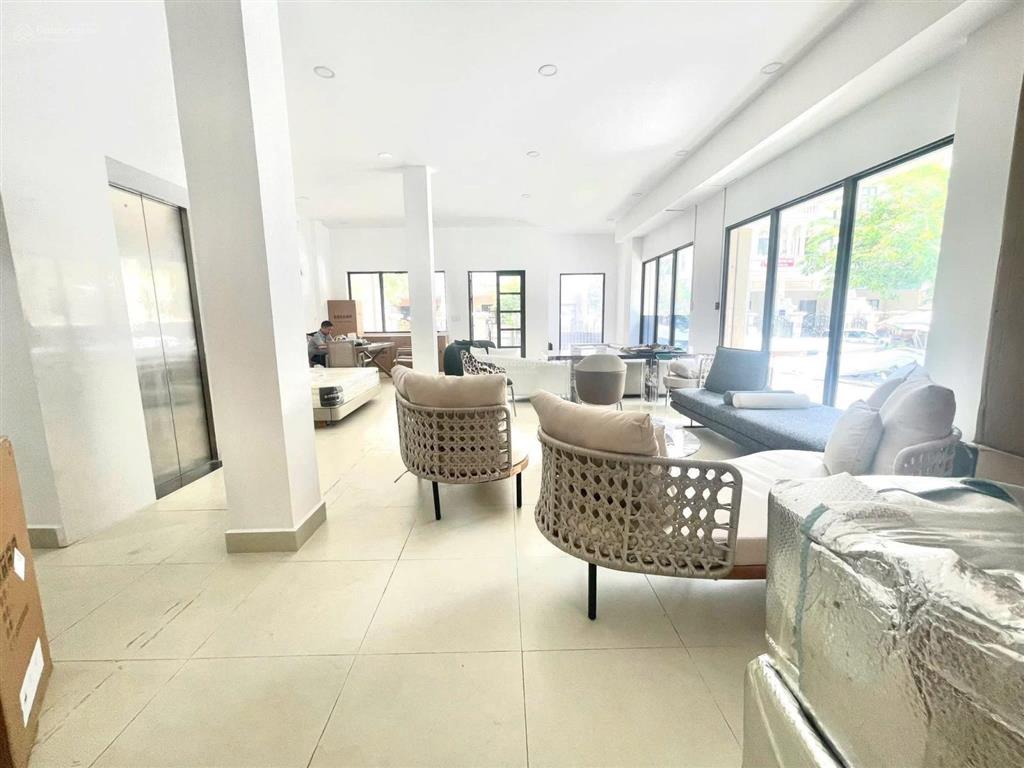 Cho thuê mặt bằng tầng trệt căn góc 2 mặt tiền cityland park hills dt 7,5x20m giá 20 triệu/tháng
