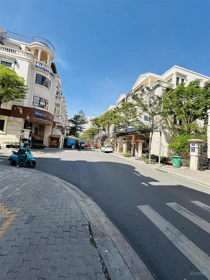 Cho thuê mặt bằng tầng trệt căn góc 2 mặt tiền cityland park hills dt 7,5x20m giá 20 triệu/tháng