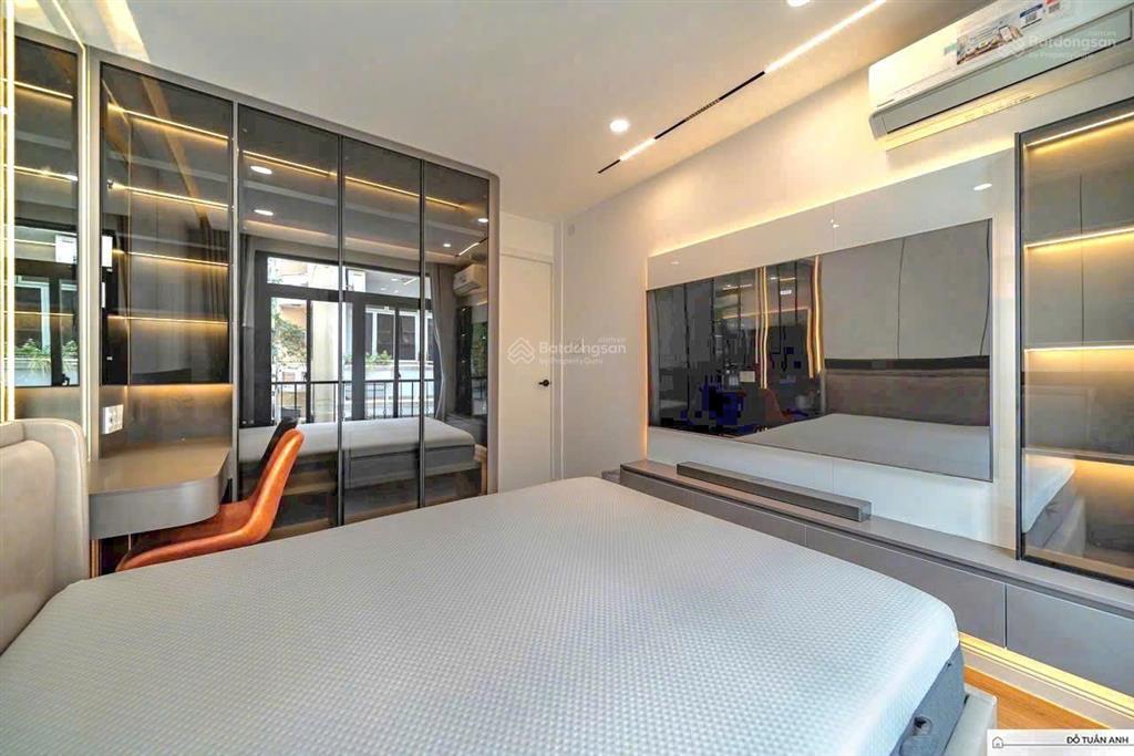 Nhà 2 mặt tiền trước sau  ngay góc huỳnh văn bánh  hẻm 4m  ô tô đỗ cửa, cách mặt tiền 2 căn nhà