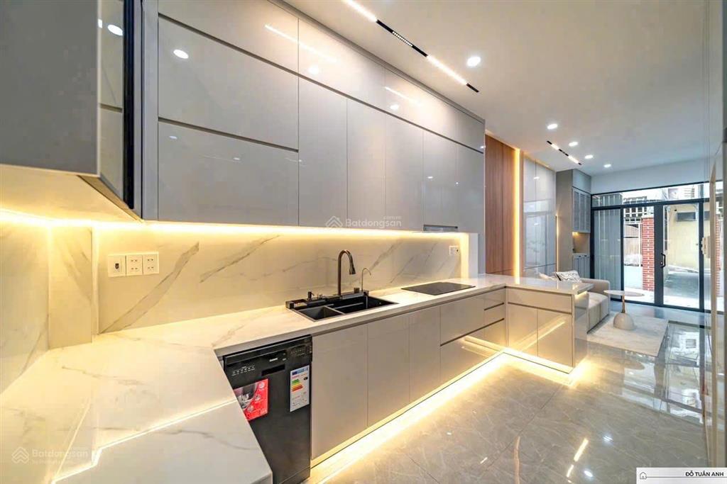 Nhà 2 mặt tiền trước sau  ngay góc huỳnh văn bánh  hẻm 4m  ô tô đỗ cửa, cách mặt tiền 2 căn nhà