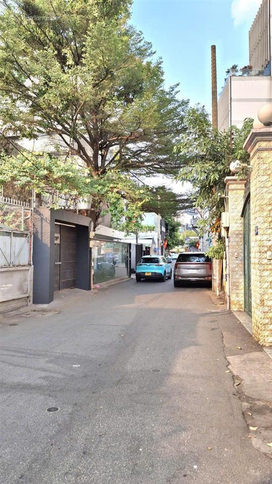 Nhà 2 mặt tiền trước sau  ngay góc huỳnh văn bánh  hẻm 4m  ô tô đỗ cửa, cách mặt tiền 2 căn nhà