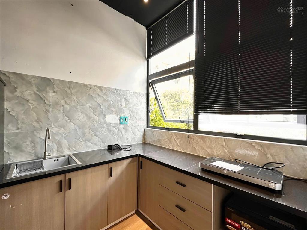 Cho thuê duplex thiết kế tối giản có ban công mới toanh