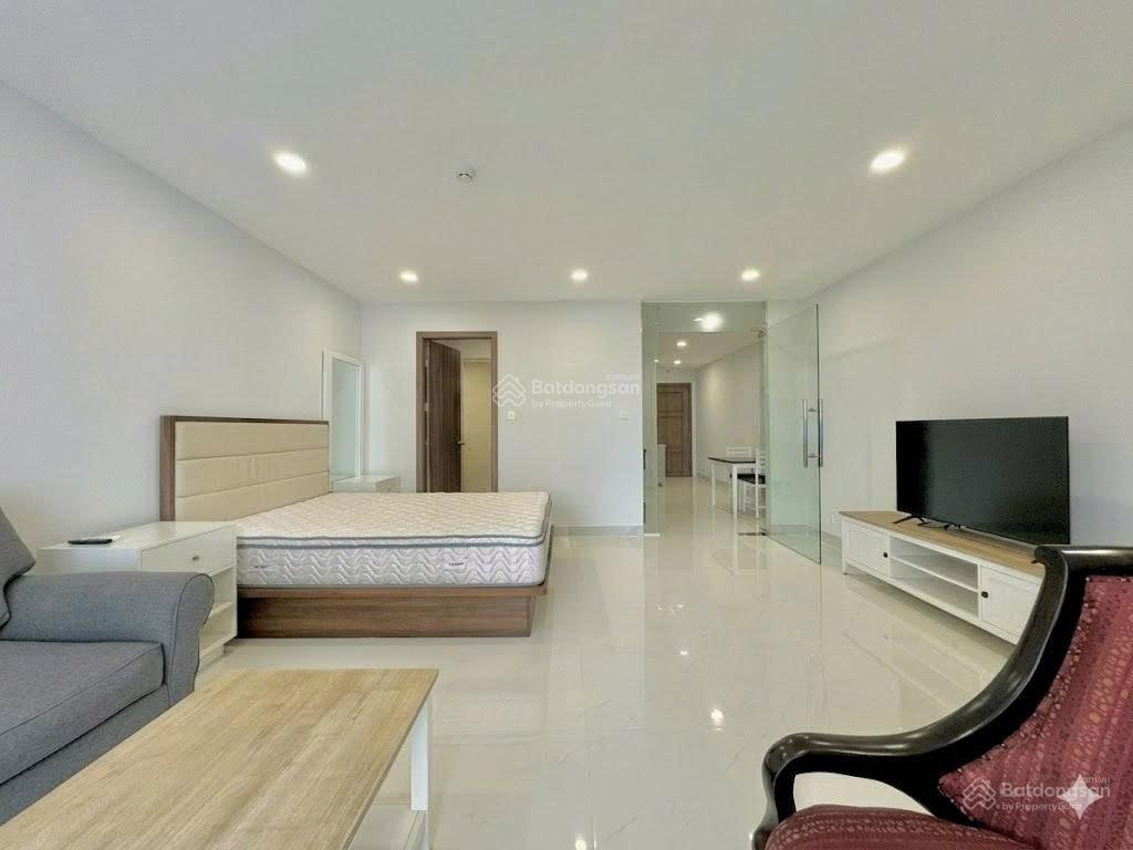 Cho thuê căn hộ ban công, có hồ bơi, phòng gym