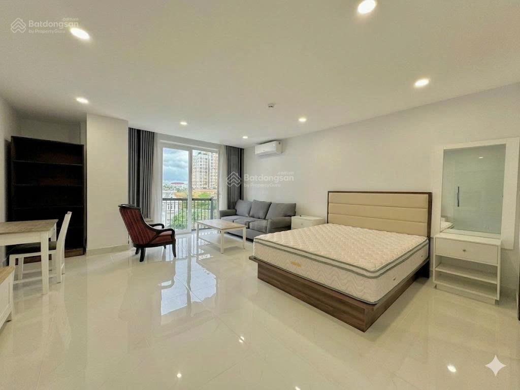 Cho thuê căn hộ ban công, có hồ bơi, phòng gym