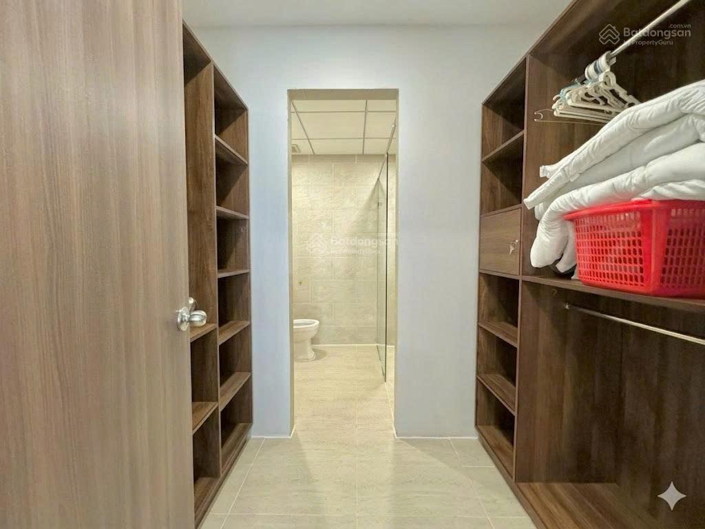 Cho thuê căn hộ ban công, có hồ bơi, phòng gym