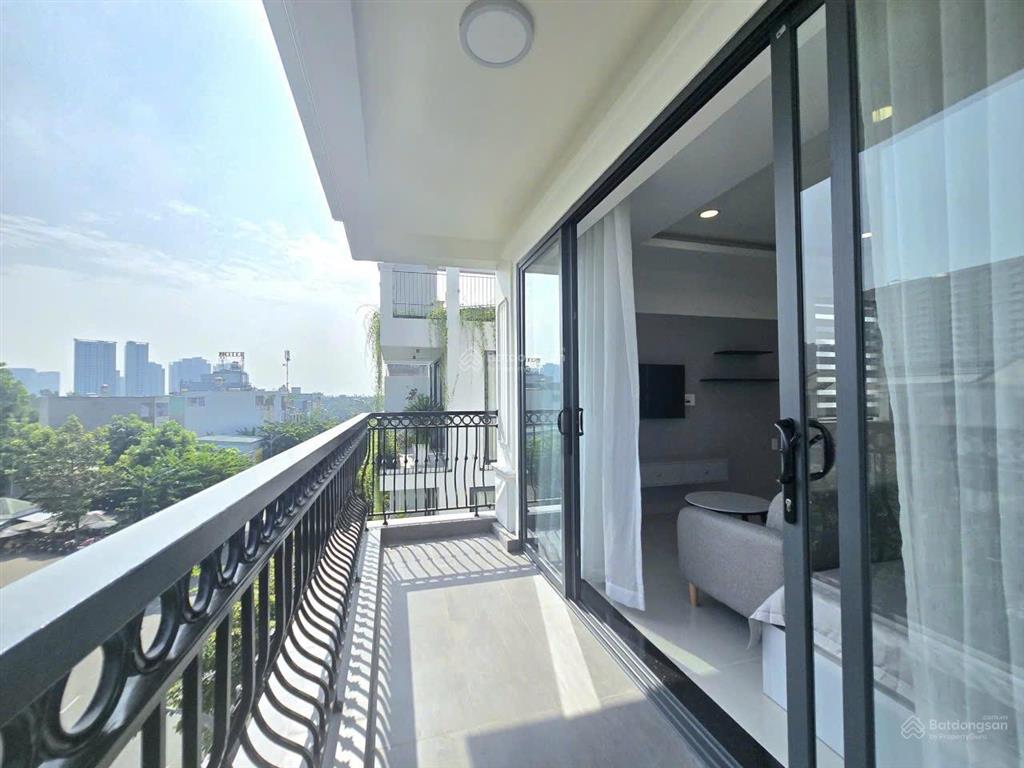 Căn hộ cho thuê full nội thất  ban công thoáng tiện di chuyển trung tâm