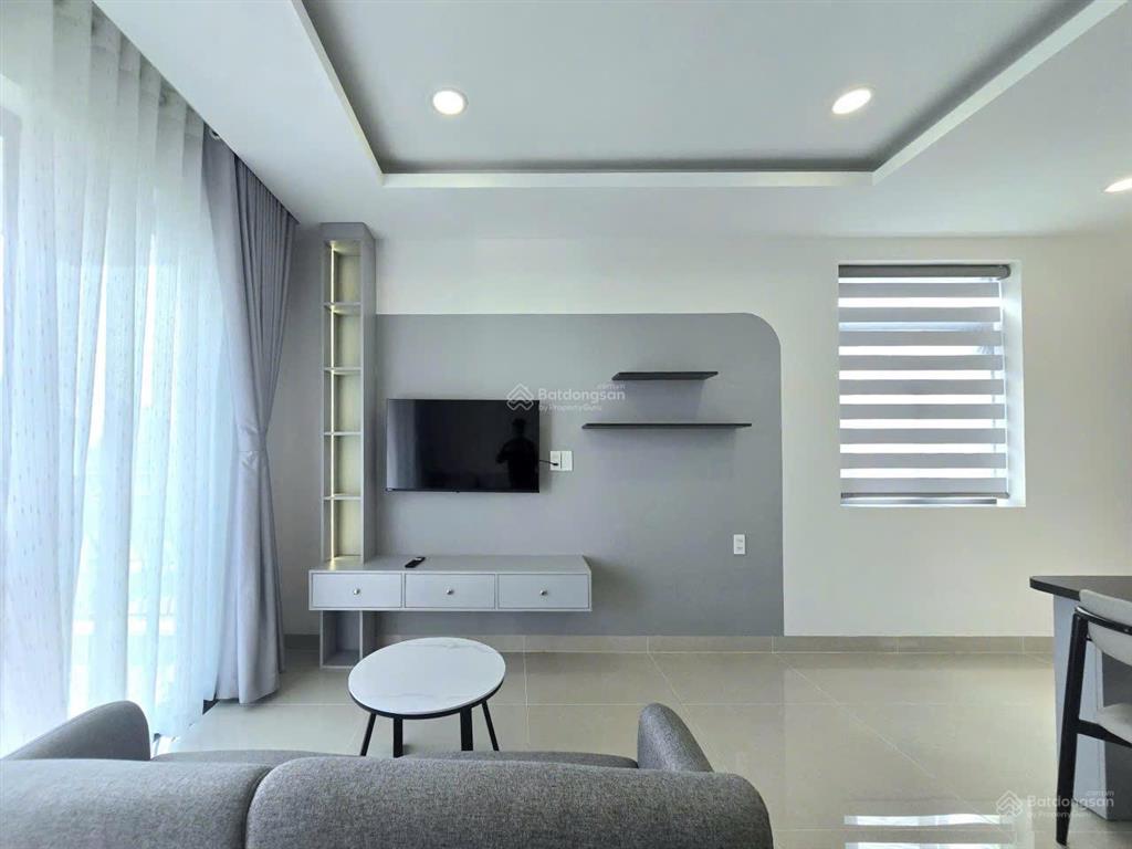 Căn hộ cho thuê full nội thất  ban công thoáng tiện di chuyển trung tâm