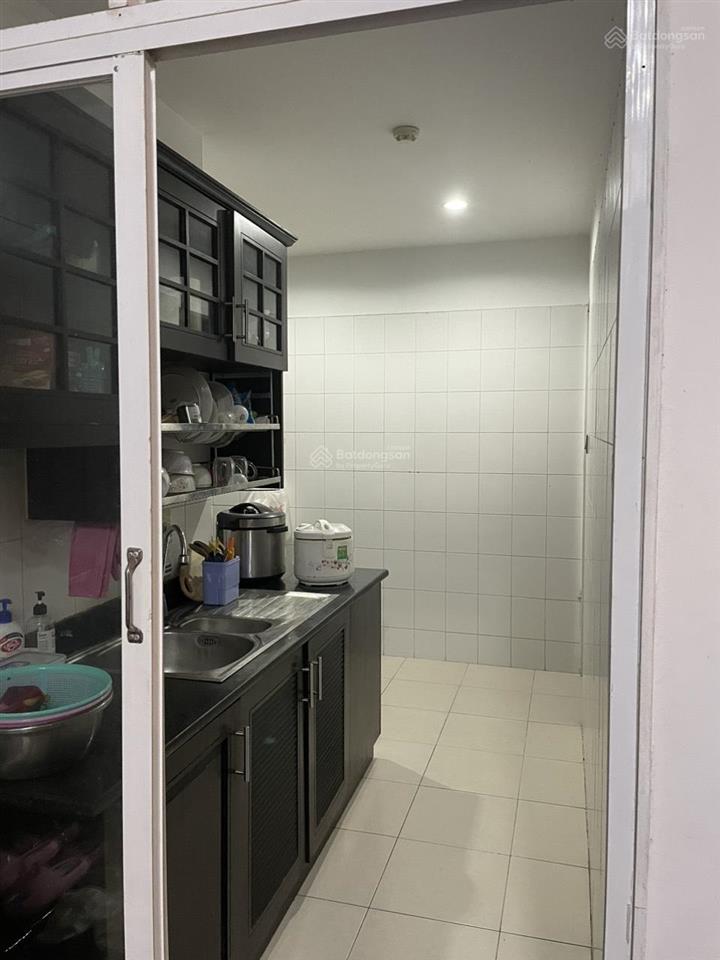 Cần bán căn hộ 2pn diện tích lớn, vị trí đẹp, có đầy đủ nội thất. tầng trung thoáng mát