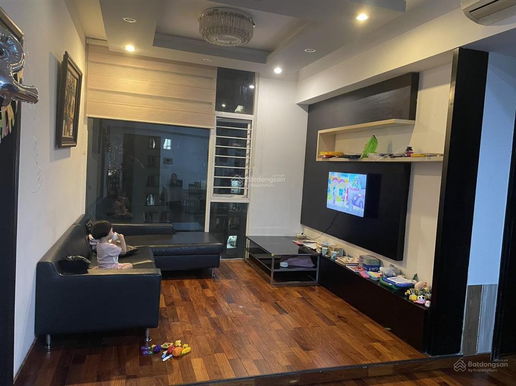 Cần bán căn hộ 2pn diện tích lớn, vị trí đẹp, có đầy đủ nội thất. tầng trung thoáng mát