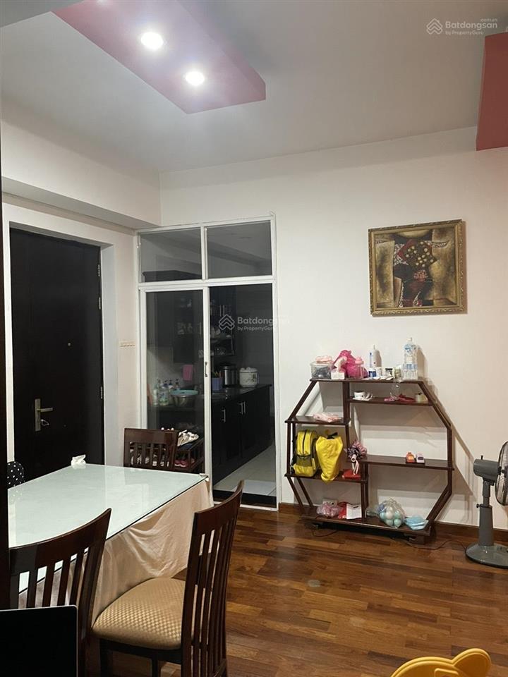 Cần bán căn hộ 2pn diện tích lớn, vị trí đẹp, có đầy đủ nội thất. tầng trung thoáng mát