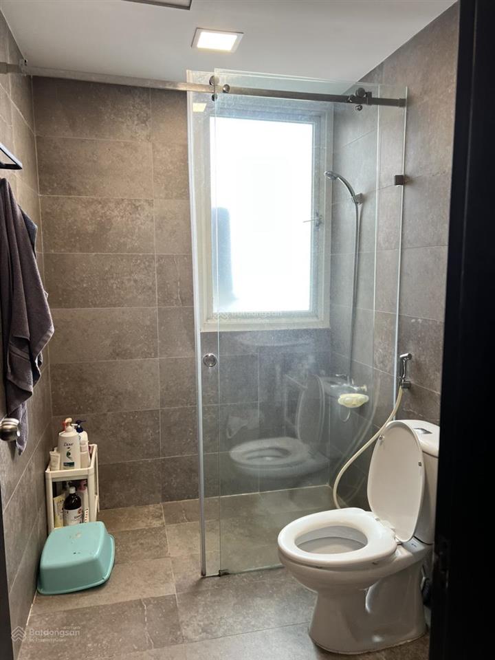 Cần bán căn hộ 2pn diện tích lớn, vị trí đẹp, có đầy đủ nội thất. tầng trung thoáng mát