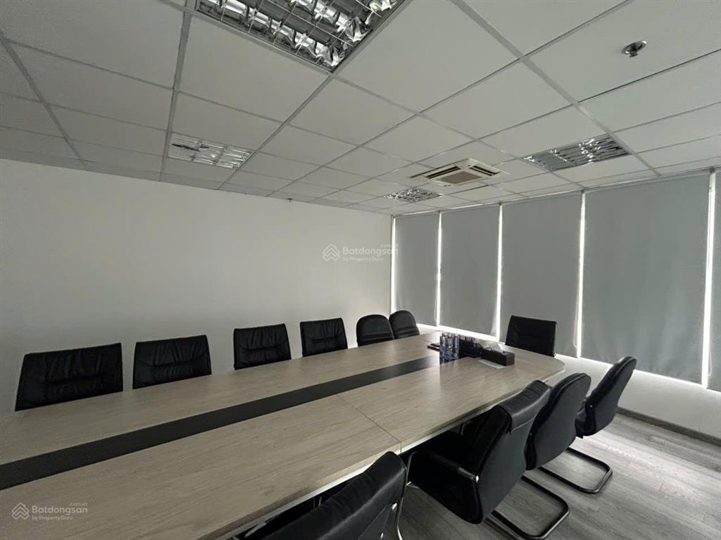 Cần cho thuê văn phòng tại trung tâm quận 7 giá tốt, đã hoàn thiện nội thất và ngăn phòng.