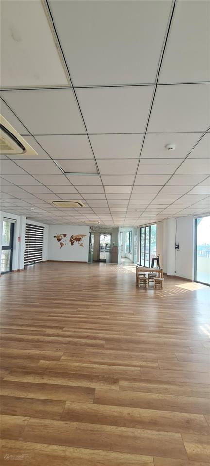 Cho thuê tầng 1 tòa nhà văn phòng góc 2 mặt tiền đường lê thị chợ, phường phú thuận quận 7 giá tốt.