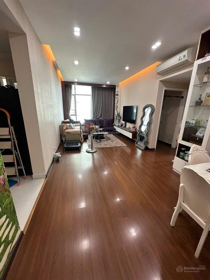 Cần bán căn hộ 2pn diện tích lớn, vị trí đẹp, có đầy đủ nội thất. tầng trung thoáng mát