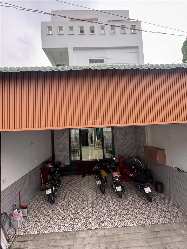 Bán gấp nhà 1 trệt 2 lầu đẹp ngang 6m đường nhựa sân ô tô hẻm sát trường học dĩ an