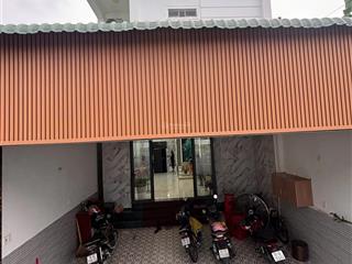 Bán gấp nhà 1 trệt 2 lầu đẹp ngang 6m đường nhựa sân ô tô hẻm sát trường học dĩ an