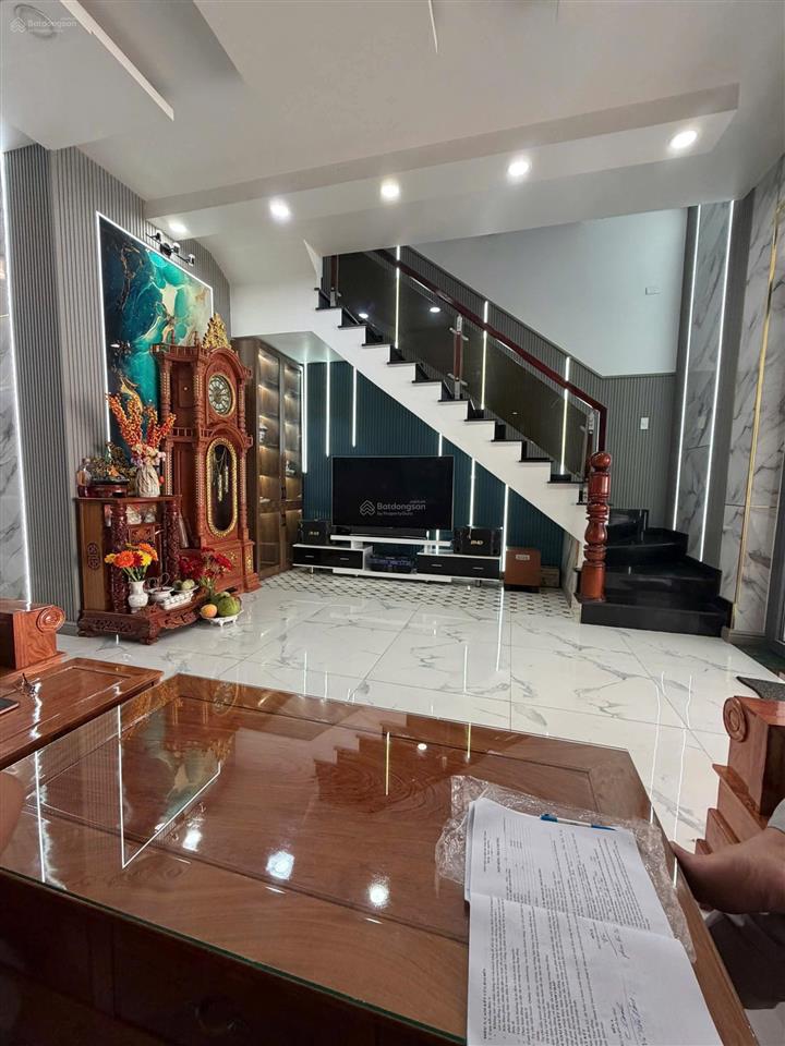 Bán gấp nhà 1 trệt 2 lầu đẹp ngang 6m đường nhựa sân ô tô hẻm sát trường học dĩ an