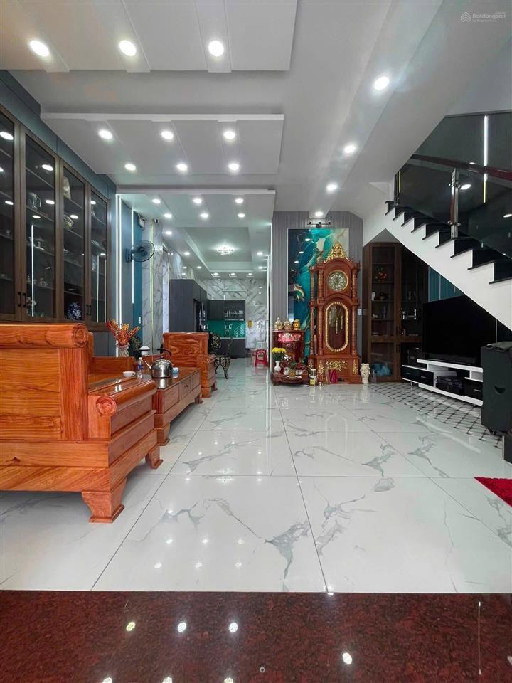 Bán gấp nhà 1 trệt 2 lầu đẹp ngang 6m đường nhựa sân ô tô hẻm sát trường học dĩ an