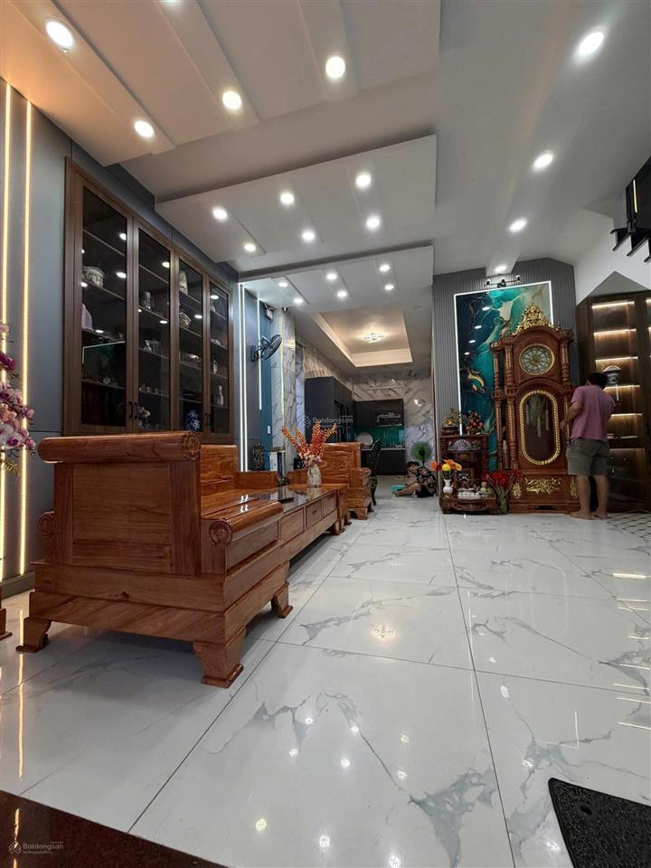 Bán gấp nhà 1 trệt 2 lầu đẹp ngang 6m đường nhựa sân ô tô hẻm sát trường học dĩ an