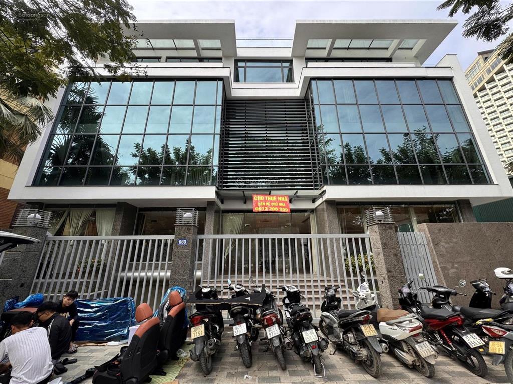Cho thuê nhà mặt phố lạc long quân dt 420m x 4 tầng mt 30m vị trí sầm uất kinh doanh mọi mô hình