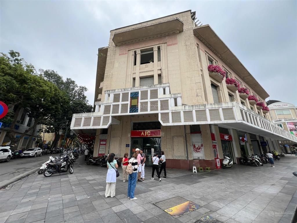 Cho thuê nhà mặt phố đinh tiên hoàng dt 450m2 t1, t2 200m2, mt 12m vị trí kim cương đắc địa