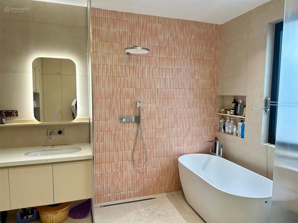 Tôi cần bán cọ xanh 64m2 hoàn thiện 5 tầng full nội thất có thang máy giá 10,8 tỷ. ht hết 2,5 tỷ