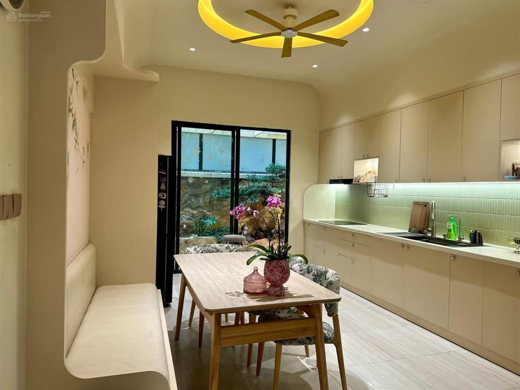 Tôi cần bán cọ xanh 64m2 hoàn thiện 5 tầng full nội thất có thang máy giá 10,8 tỷ. ht hết 2,5 tỷ