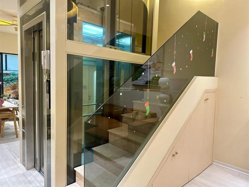 Tôi cần bán cọ xanh 64m2 hoàn thiện 5 tầng full nội thất có thang máy giá 10,8 tỷ. ht hết 2,5 tỷ