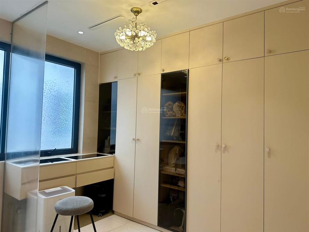 Tôi cần bán cọ xanh 64m2 hoàn thiện 5 tầng full nội thất có thang máy giá 10,8 tỷ. ht hết 2,5 tỷ