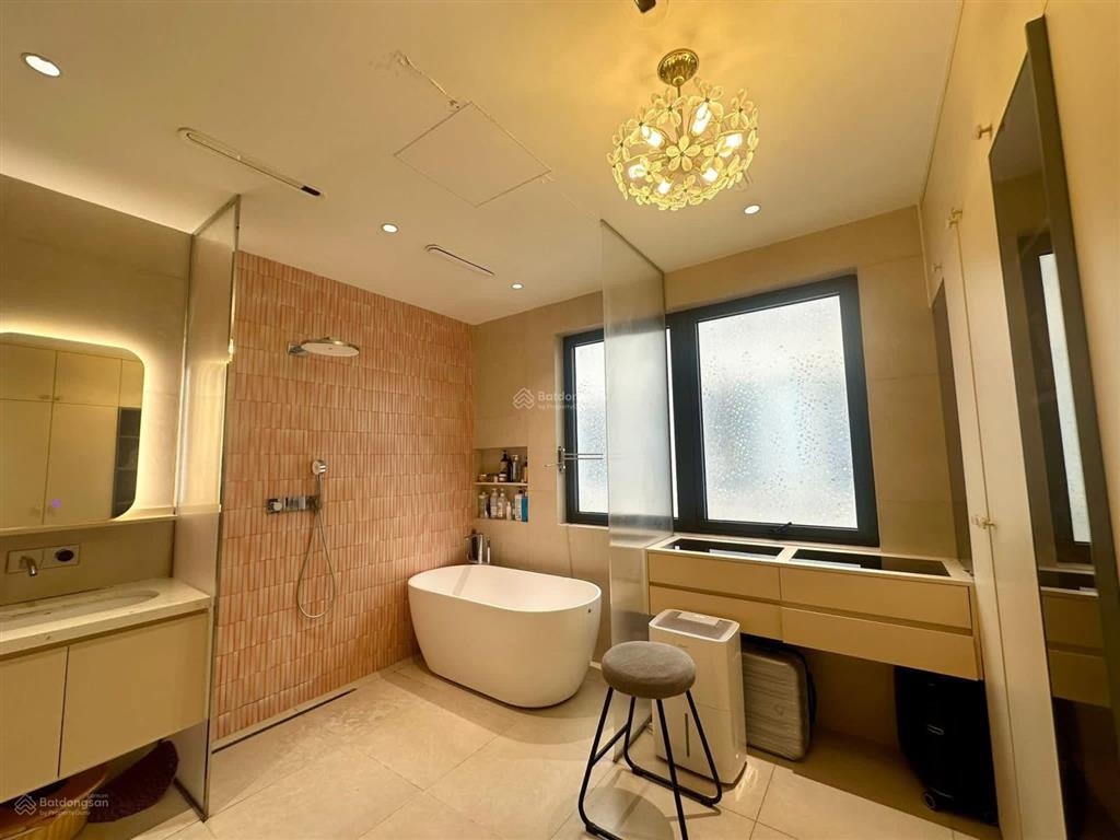 Tôi cần bán cọ xanh 64m2 hoàn thiện 5 tầng full nội thất có thang máy giá 10,8 tỷ. ht hết 2,5 tỷ
