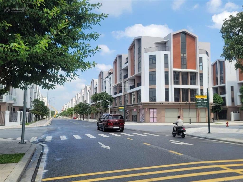 Tôi cần bán shop 2 mặt tiền đường 20m đối diện chung cư 100m2 giá 14 tỷ hoàn thiện 5 tầng mặt ngoài