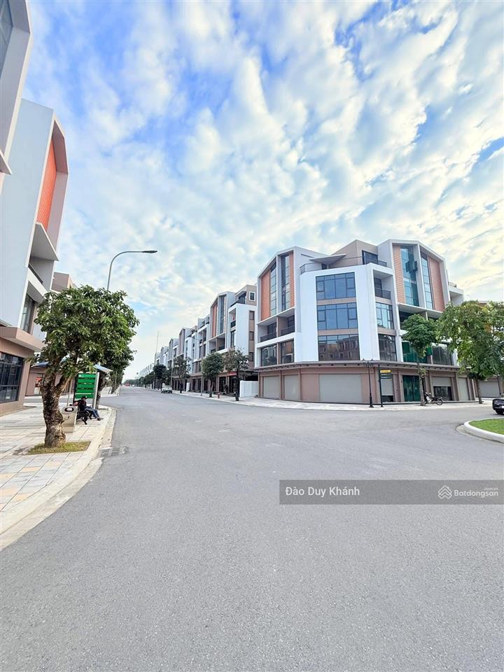 Cắt lỗ shophouse góc 3 mặt tiền vin 3 150m2 đường 20m giá 132tr/m2 đối diện trường học , chung cư