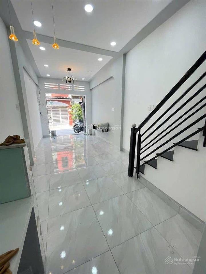 Nhà 2 tầng mới đẹp  xe hơi đỗ cửa  sát nguyễn sơn  chỉ nhỉnh 3 tỷ