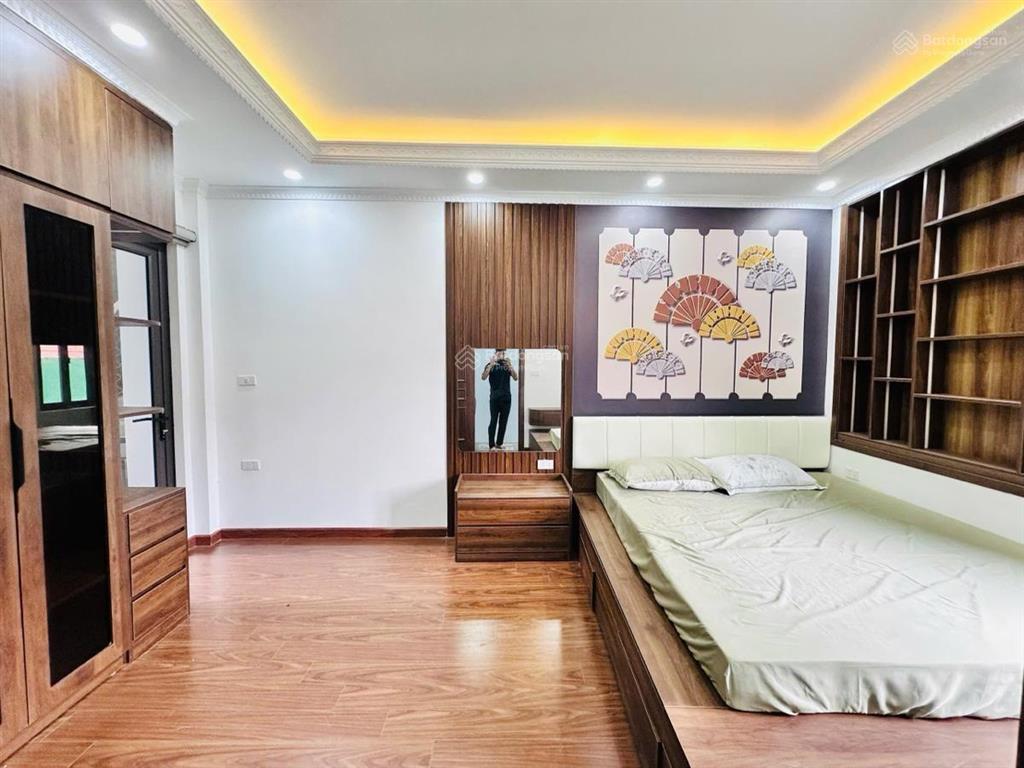 Hot! cầu giấy chỉ 9,6 tỷ dt40 m25 tầng  3 ngủ  sátôtô  cạnh hồ  nhà đẹp full nội thất ở ngay