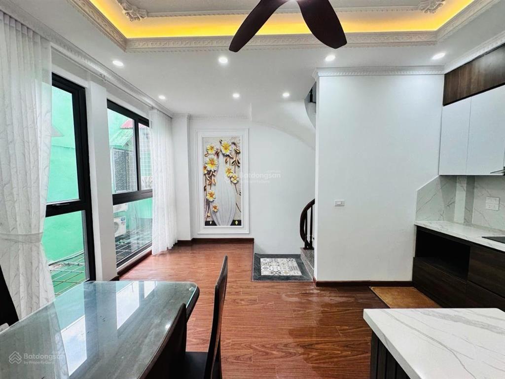 Hot! cầu giấy chỉ 9,6 tỷ dt40 m25 tầng  3 ngủ  sátôtô  cạnh hồ  nhà đẹp full nội thất ở ngay