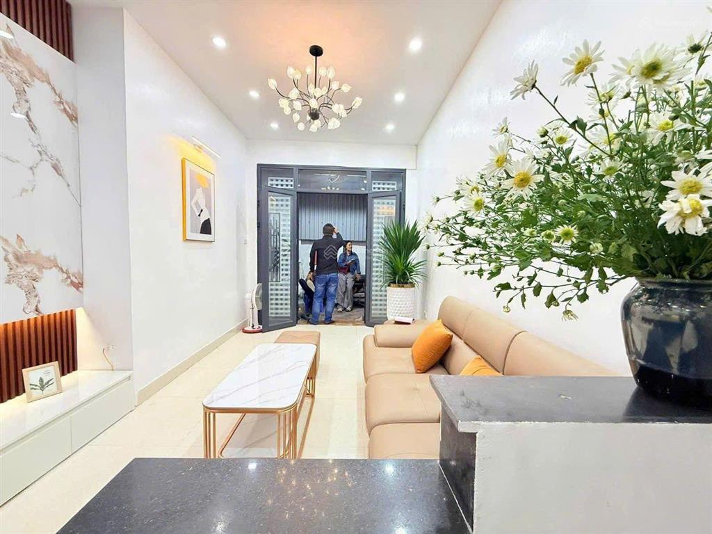 Cầu giấy  6,5 tỷ  5 tầng  lô góc  gần ôtô  kinh doanh  full nội thất  ở ngay