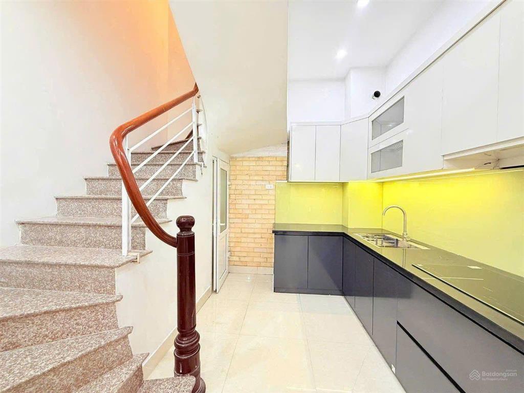 Cầu giấy  6,5 tỷ  5 tầng  lô góc  gần ôtô  kinh doanh  full nội thất  ở ngay